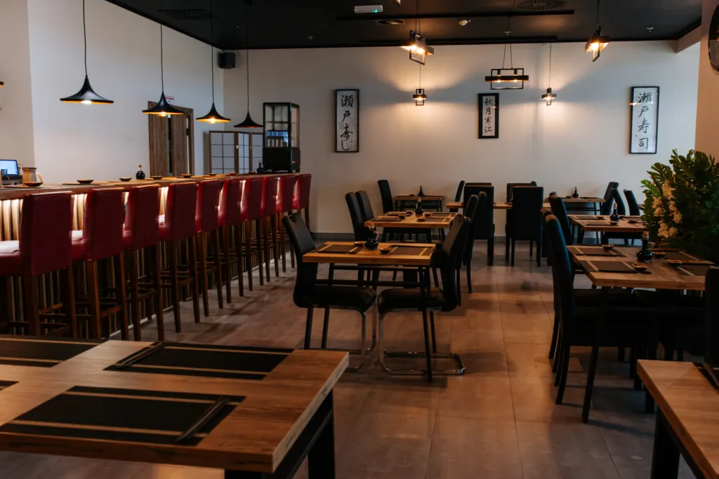 Sala restauracji Daito Sushi z drewnianymi stołami